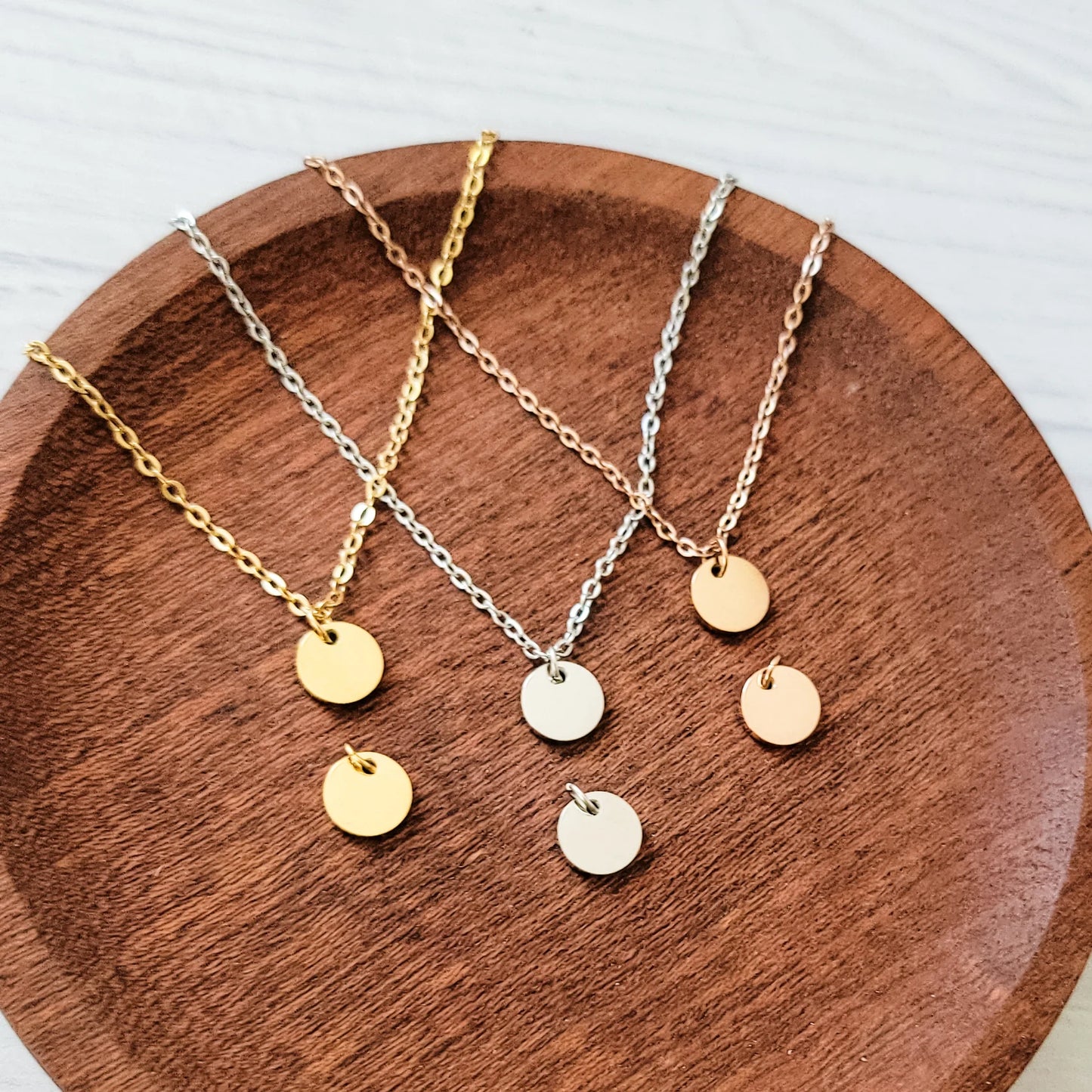 Round disc necklace